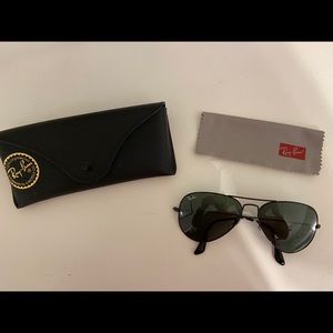 Black Aviator Ray Bans!